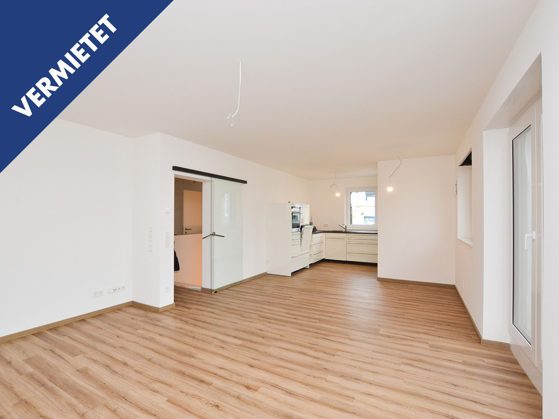 Vermietet: Moderne und attraktive Neubauwohnung mit 3 ZKB in Zweifamilienhaus in Föhren