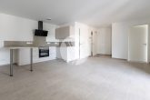 Karree Neue Mitte // Attraktive Neubauwohnung zur Miete // barrierefrei, Einbauküche, Balkon, Aufzug und TG - offene Küche / Essen / Wohnen