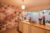 Attraktive Erdgeschosswohnung mit Gartenanteil in gefragter Höhenlage // überdachte Terrasse // 1 Stellplatz // inkl. EBK // vermietet - Küche / Terrasse