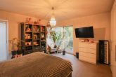 Attraktive Erdgeschosswohnung mit Gartenanteil in gefragter Höhenlage // überdachte Terrasse // 1 Stellplatz // inkl. EBK // vermietet - Schlafen