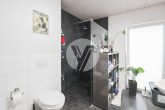 Attraktive Erdgeschosswohnung mit Gartenanteil in gefragter Höhenlage // überdachte Terrasse // 1 Stellplatz // inkl. EBK // vermietet - Bad