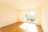Bezugsfreie und großflächig geschnittene Obergeschosswohnung in attraktiver Höhenlage // Balkon // 2 Stellplätze // inkl. EBK // einziehen oder vermieten - Schlafzimmer