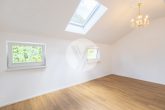 Bezugsfreie und großflächig geschnittene Obergeschosswohnung in attraktiver Höhenlage // Balkon // 2 Stellplätze // inkl. EBK // einziehen oder vermieten - Zimmer