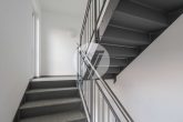 Bezugsfreie und großflächig geschnittene Obergeschosswohnung in attraktiver Höhenlage // Balkon // 2 Stellplätze // inkl. EBK // einziehen oder vermieten - Treppenhaus