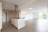 Bezugsfreie und großflächig geschnittene Obergeschosswohnung in attraktiver Höhenlage // Balkon // 2 Stellplätze // inkl. EBK // einziehen oder vermieten - Küche / Wohnen