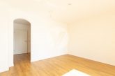 Bezugsfreie und großflächig geschnittene Obergeschosswohnung in attraktiver Höhenlage // Balkon // 2 Stellplätze // inkl. EBK // einziehen oder vermieten - Schlafzimmer / Ankleide