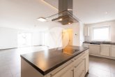 Bezugsfreie und großflächig geschnittene Obergeschosswohnung in attraktiver Höhenlage // Balkon // 2 Stellplätze // inkl. EBK // einziehen oder vermieten - Kochinsel / Essen