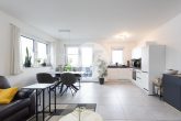 Attraktive Neubauwohnung // 3 Zimmer, EBK, Balkon, Tiefgarage und Außenstellplatz - Wohn- Essbereich / Küche