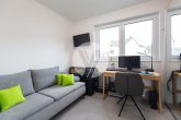 Attraktive Neubauwohnung // 3 Zimmer, EBK, Balkon, Tiefgarage und Außenstellplatz - Büro / Gast