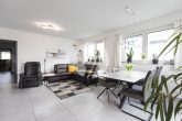 Attraktive Neubauwohnung // 3 Zimmer, EBK, Balkon, Tiefgarage und Außenstellplatz - Wohn- Essbereich
