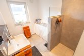 Attraktive Neubauwohnung // 3 Zimmer, EBK, Balkon, Tiefgarage und Außenstellplatz - Bad (1)