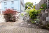 Neuer Preis // Gemütliches Einfamilienhaus mit Terrasse und Hanggarten – Wohnen im Grünen - Terrasse/Hanggarten