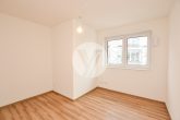 Moderne und attraktive Neubauwohnung mit 3 ZKB in Zweifamilienhaus // Küche, Gäste WC, Balkon, Carport, Stellplatz // ab 01.06. - Büro / Kind / Gast