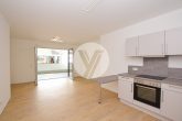 Moderne, barrierefreie und attraktive Neubauwohnung mit sep. Eingang, 2 Zimmer und Loggia - frei ab 01.06. - Wohn-/Essbereich mit offener Küche