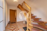Attraktives Mehrfamilienhaus mit 3ETW // Solide und gepflegte Immobilie in naturnaher Ortsrandlage - Treppenhaus Eingang UG
