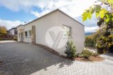 Energieeffizientes Familienhaus in attraktiver Höhenlage am Ortsrand von Herl // Nähe Osburg - Rückansicht / Auffahrt
