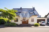 Großzügiges Familienhaus mit Doppelgarage in Föhren // bevorzugte Wohnlage // bezugsfrei - Vorderansicht