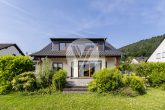 Großzügiges Familienhaus mit Doppelgarage in Föhren // bevorzugte Wohnlage // bezugsfrei - Rückansicht/Garten