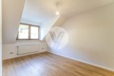 Modernisierte Dachgeschosswohnung mit gemütlicher Wohnatmosphäre // 3ZKB, Balkon, EBK, etc. // ab sofort - Büro/Gast