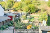 Modernisierte Dachgeschosswohnung mit gemütlicher Wohnatmosphäre // 3ZKB, Balkon, EBK, etc. // ab sofort - Option Garten