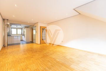 Modernisierte Dachgeschosswohnung mit gemütlicher Wohnatmosphäre // 3ZKB, Balkon, EBK, etc. // ab sofort, 54317 Riveris, Dachgeschosswohnung