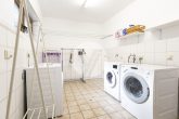 Modernisierte Dachgeschosswohnung mit gemütlicher Wohnatmosphäre // 3ZKB, Balkon, EBK, etc. // ab sofort - Waschraum