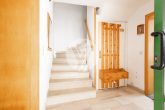 Zentrale Lage mit grüner Oase unmittelbar am Waldrand // Einfamilienhaus in Föhren - Eingang EG