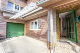 Zentrale Lage mit grüner Oase unmittelbar am Waldrand // Einfamilienhaus in Föhren - Eingang / Garage / Hof
