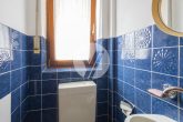 Zentrale Lage mit grüner Oase unmittelbar am Waldrand // Einfamilienhaus in Föhren - Gäste WC EG