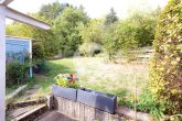 Zentrale Lage mit grüner Oase unmittelbar am Waldrand // Einfamilienhaus in Föhren - Ausblick Terrasse / Garten