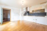 Zentrale Lage mit grüner Oase unmittelbar am Waldrand // Einfamilienhaus in Föhren - Küche OG