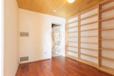 Zentrale Lage mit grüner Oase unmittelbar am Waldrand // Einfamilienhaus in Föhren - Durchgang Küche / Wohnen