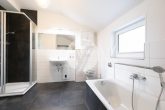Investition und/oder Eigennutzung // Wohnungspaket mit 2 attraktiven Eigentumswohnungen in gefragter Höhenlage // 3 Stellplätze // inkl. EBK // Garten u. Balkon - Bad mit Wanne und Dusche (WHG2)
