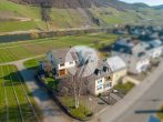 Preisanpassung und optionaler Einzelerwerb // Solides Gebäude-Ensemble in attraktiver Ortslage mit Moselblick in Trittenheim - Luftbild Straßenansicht