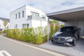 Moderne Neubauwohnung mit Gartenanteil, Carport, Stellplatz und Küche // frei ab Anfang 2027 - Außenansicht