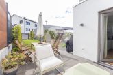 Moderne Neubauwohnung mit Gartenanteil, Carport, Stellplatz und Küche // frei ab Anfang 2027 - Terrasse / Garten