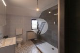 Großzügige 4ZKB Dachgeschosswohnung mit tollem Weitblick // Garten optional // frei ab sofort - Badezimmer