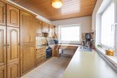 // 1-2 Familienhaus in Föhren // zentrale Lage mit ELW und großer Garage - Küche EG