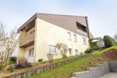 // 1-2 Familienhaus in Föhren // zentrale Lage mit ELW und großer Garage - Seitenansicht S-W