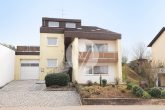 // 1-2 Familienhaus in Föhren // zentrale Lage mit ELW und großer Garage - Straßenansicht