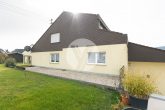 // 1-2 Familienhaus in Föhren // zentrale Lage mit ELW und großer Garage - Seitenansicht N-O