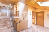 // 1-2 Familienhaus in Föhren // zentrale Lage mit ELW und großer Garage - Treppenhaus OG